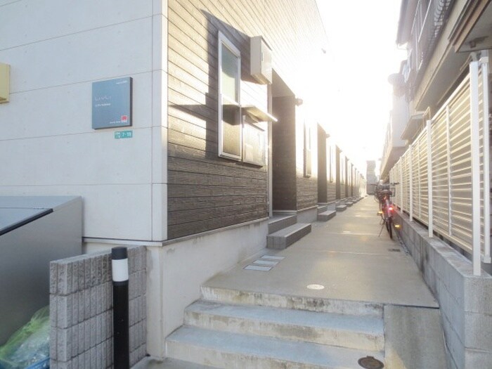 物件外観写真3　(エントランス部分)