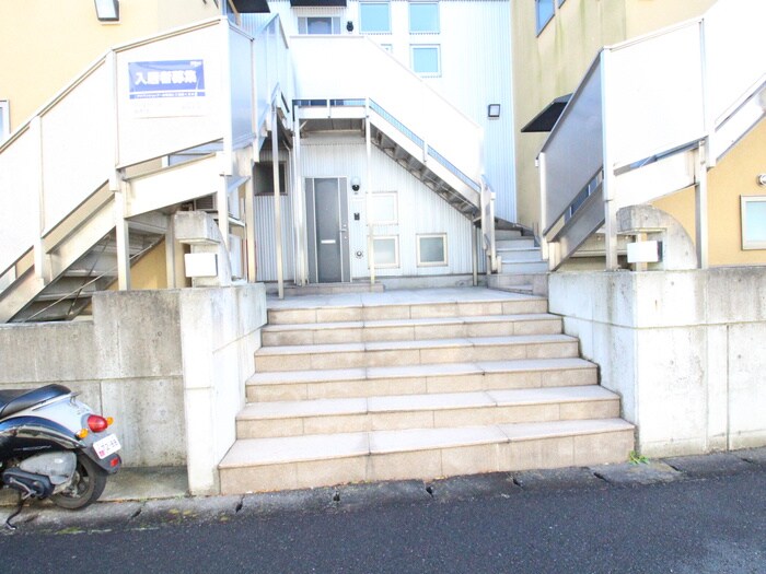 物件外観写真2　(エントランス部分)