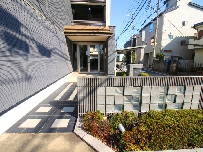 物件外観写真2　(エントランス部分)
