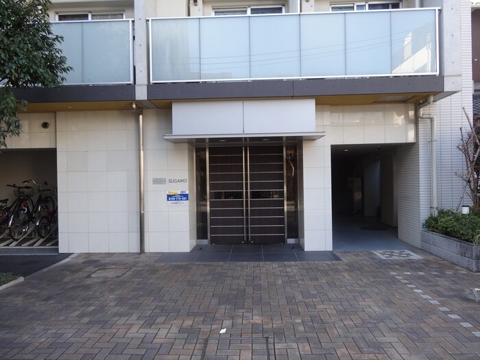 物件外観写真2　(エントランス部分)