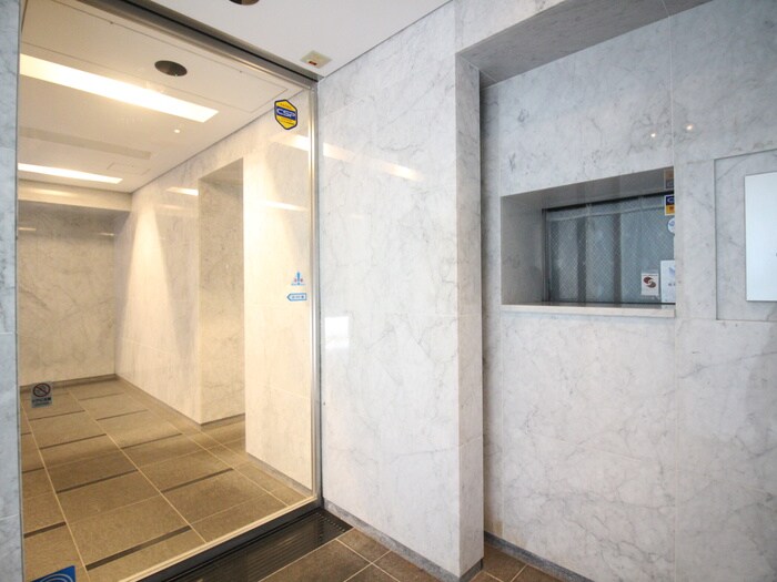 物件外観写真5　(エントランス部分)