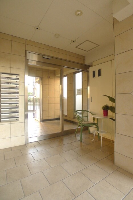 物件外観写真6　(エントランス部分)