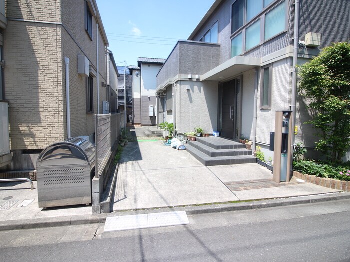 物件外観写真3　(エントランス部分)