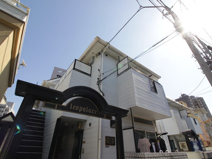 レオパレス三軒茶屋のエントランス部分