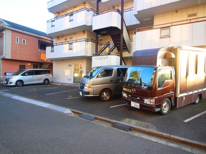 物件外観写真2　(駐車場)