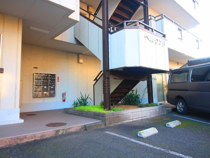 物件外観写真3　(エントランス部分)