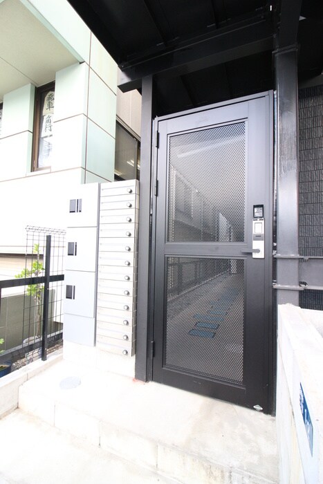 物件外観写真3　(エントランス部分)