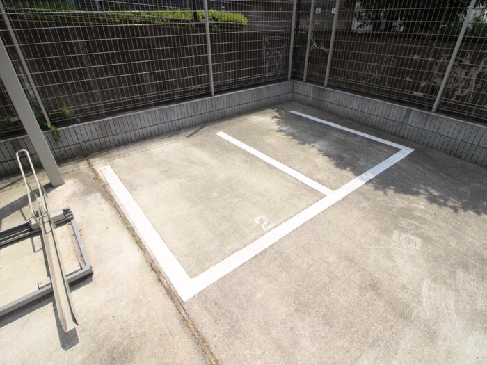 物件外観写真4　(バイク置き場)