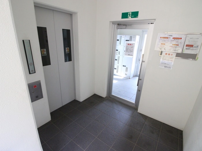 物件外観写真5　(エントランス部分)