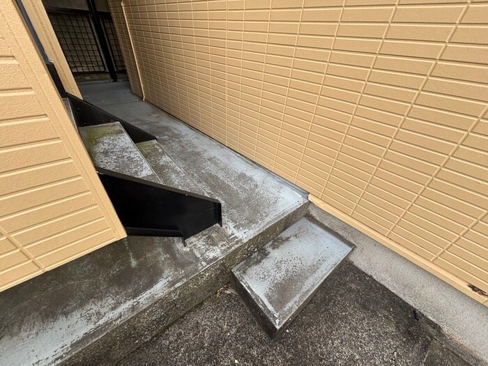物件外観写真5　(エントランス部分)