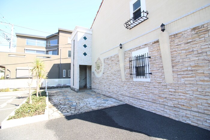 物件外観写真6　(エントランス部分)