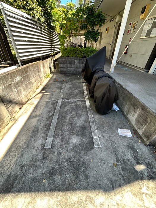 物件外観写真4　(バイク置き場)