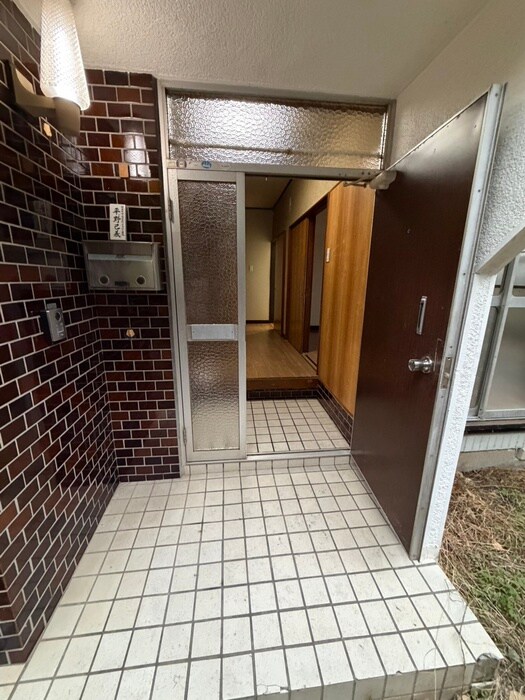 物件外観写真2　(エントランス部分)