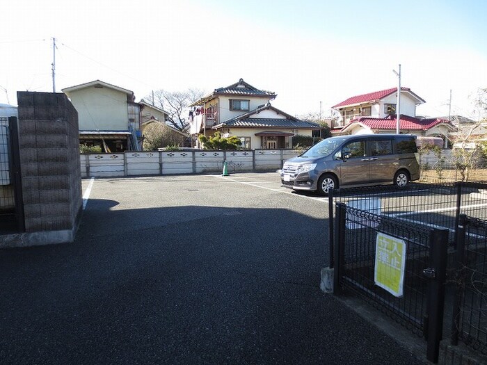 物件外観写真2　(駐車場)