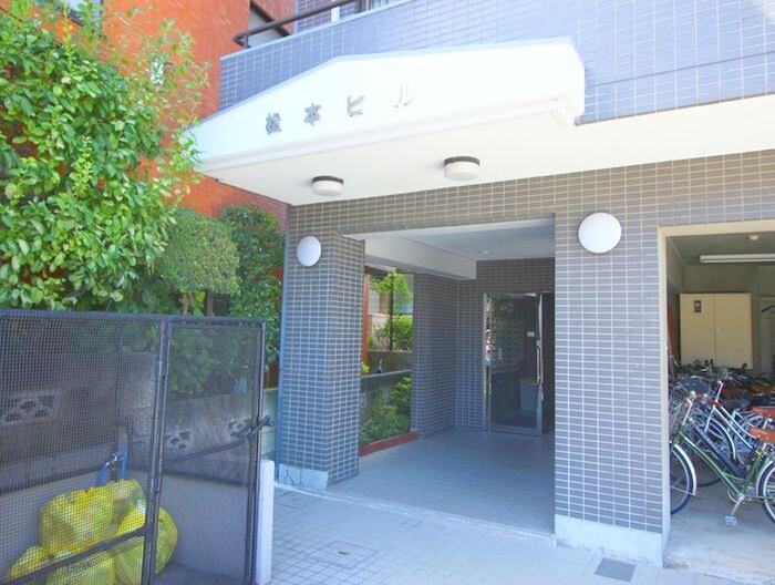 物件外観写真2　(エントランス部分)