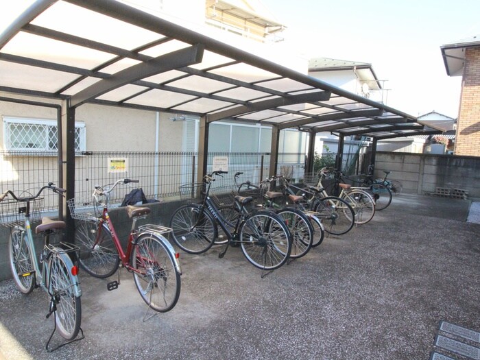 物件外観写真2　(駐輪場)