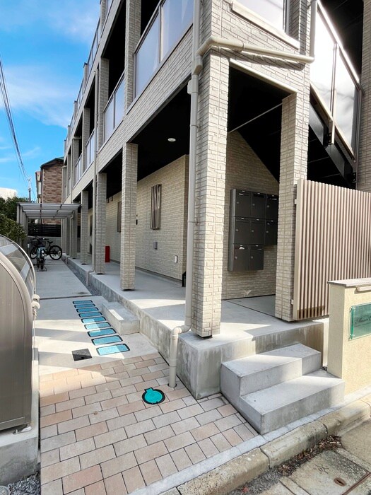 物件外観写真2　(エントランス部分)