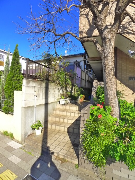 物件外観写真3　(エントランス部分)