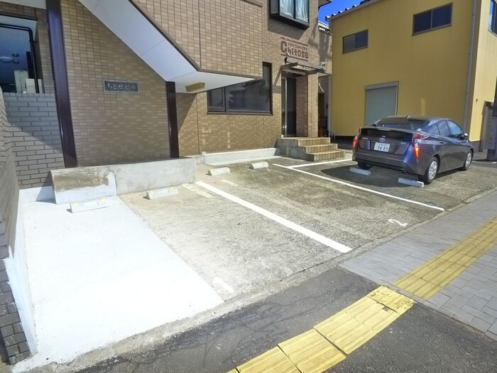 物件外観写真6　(駐車場)