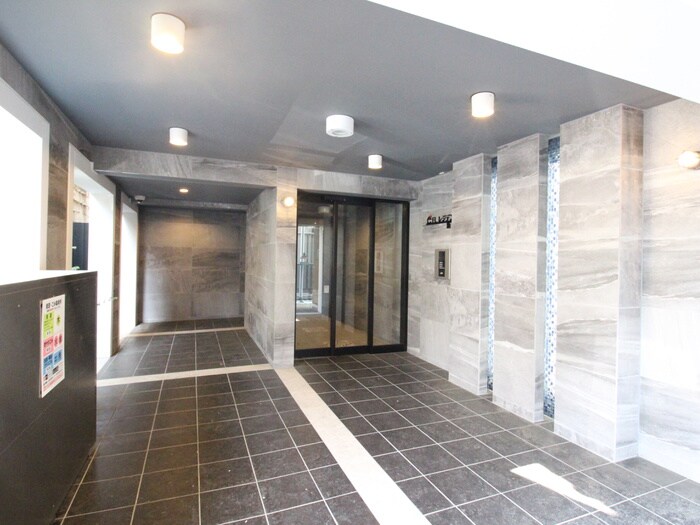 物件外観写真2　(エントランス部分)