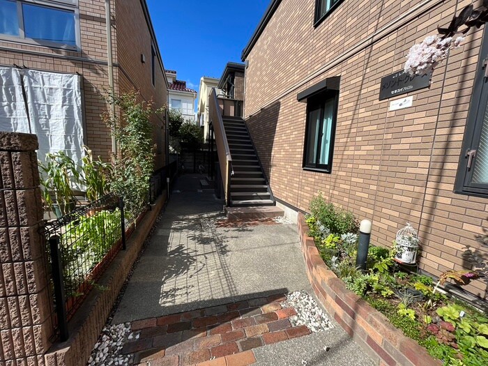 物件外観写真2　(エントランス部分)