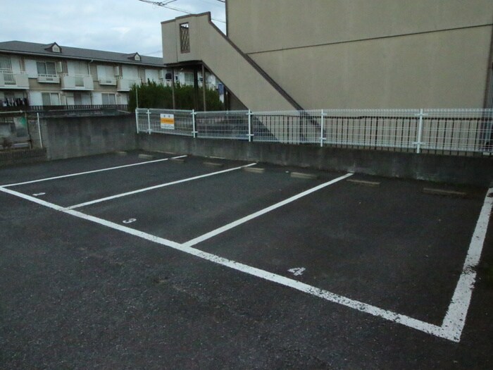 物件外観写真3　(駐車場)