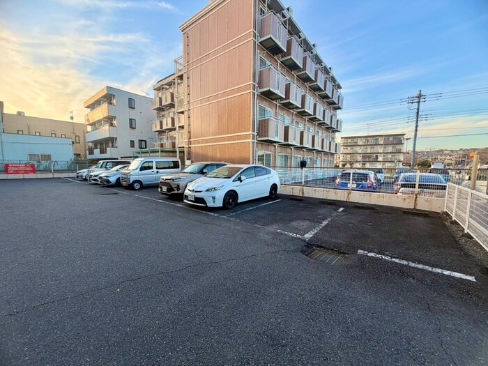 物件外観写真6　(駐車場)
