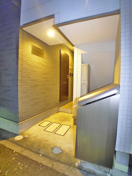 物件外観写真3　(エントランス部分)