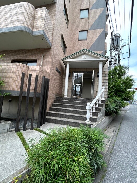 物件外観写真2　(エントランス部分)