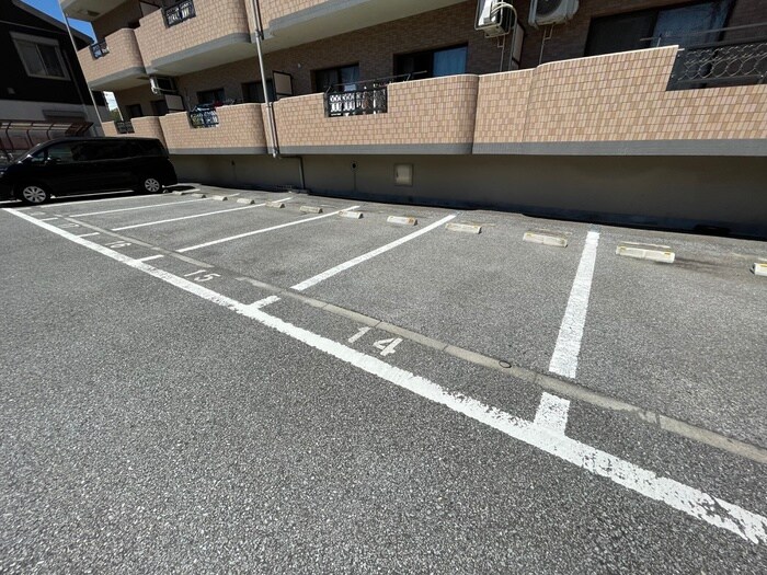 物件外観写真3　(駐車場)