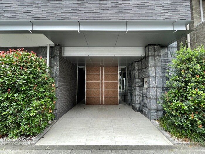 物件外観写真2　(エントランス部分)