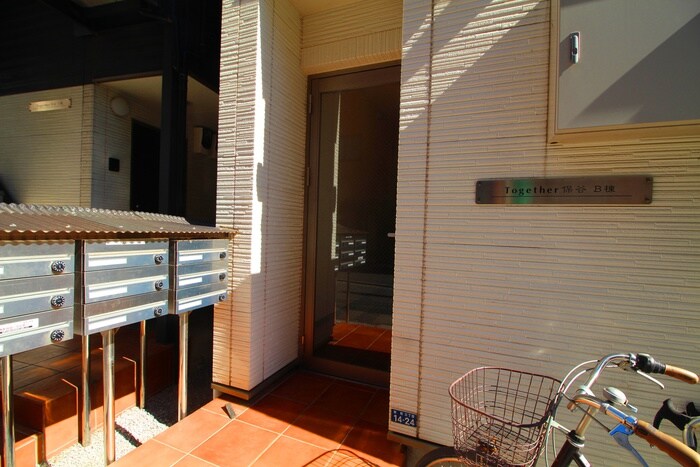 物件外観写真2　(エントランス部分)