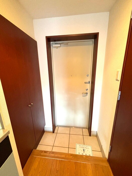 物件内観写真18　(玄関)