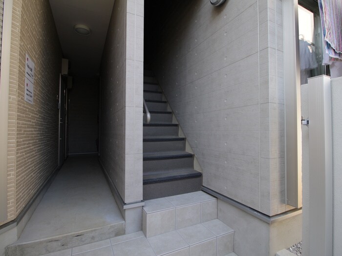 物件外観写真2　(エントランス部分)