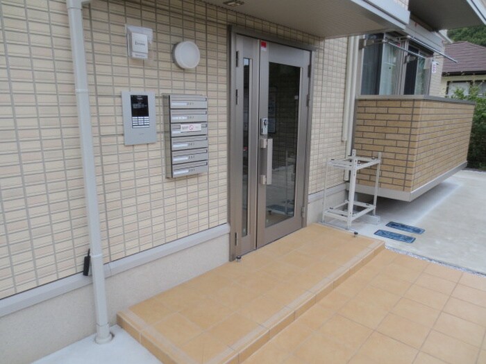 物件外観写真2　(エントランス部分)