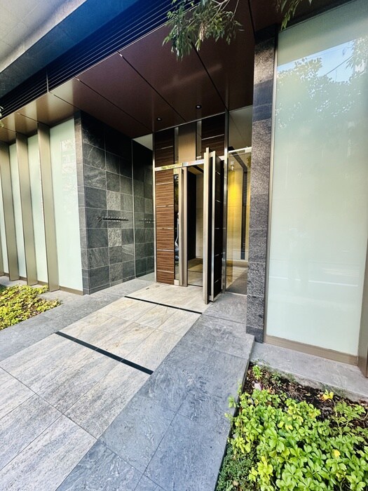 物件外観写真4　(エントランス部分)