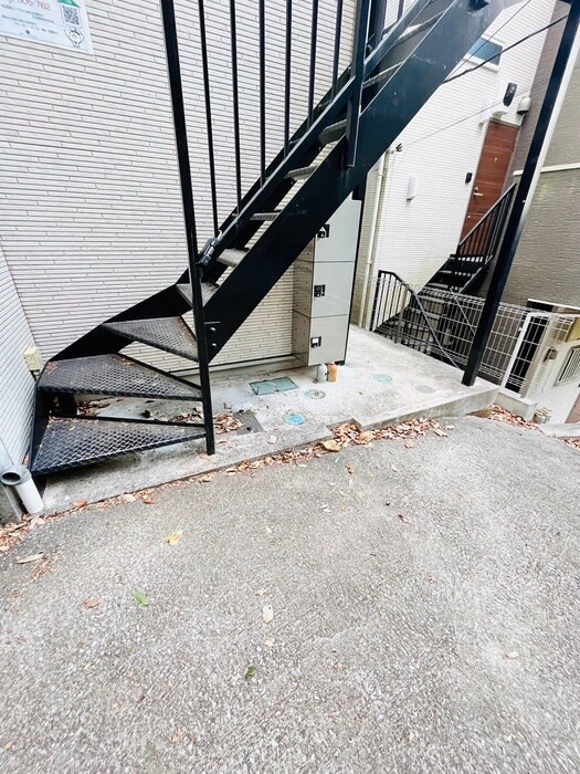 物件外観写真3　(エントランス部分)