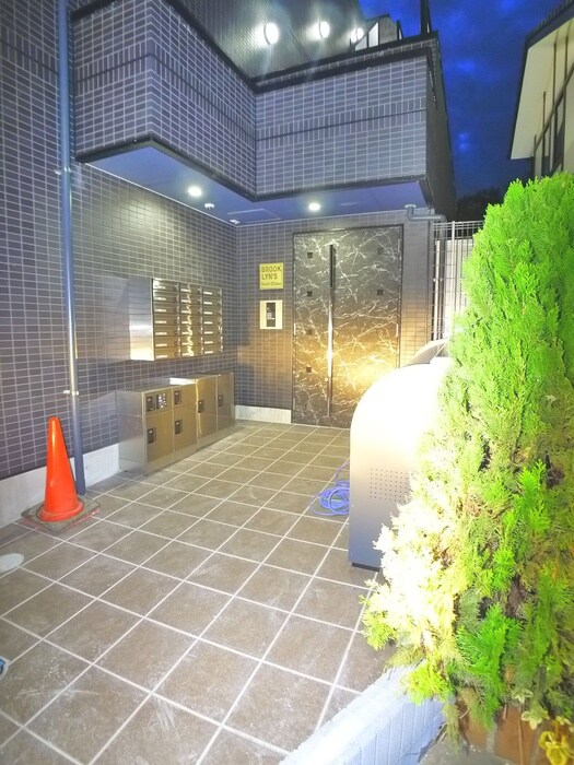 物件外観写真3　(エントランス部分)