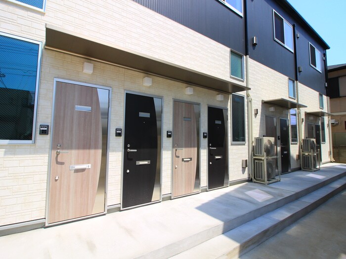 物件外観写真3　(エントランス部分)