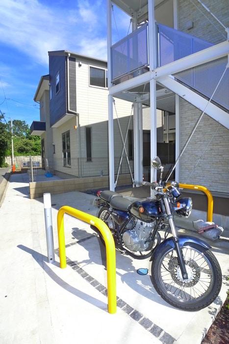 物件外観写真2　(バイク置き場)