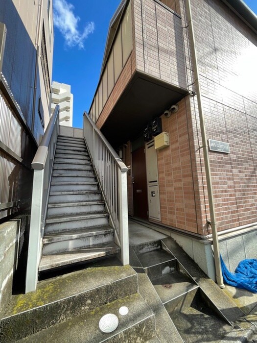 物件外観写真3　(エントランス部分)