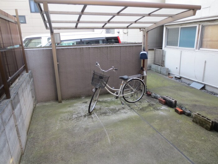 物件外観写真4　(駐輪場)