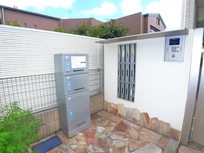 物件外観写真4　(エントランス部分)