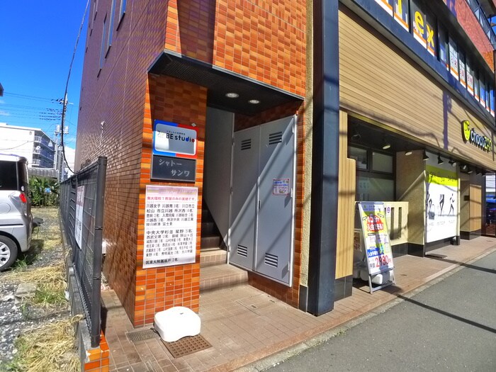 物件外観写真2　(エントランス部分)