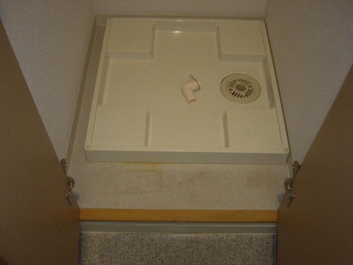 物件内観写真6　(洗濯機置場)