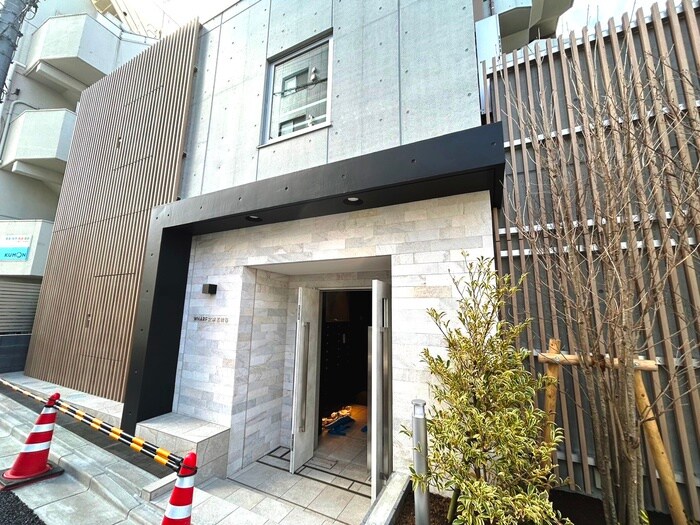 物件外観写真2　(エントランス部分)