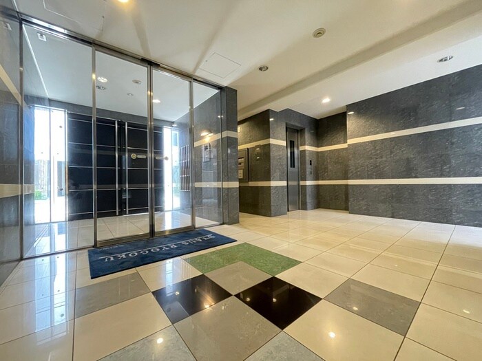 物件外観写真2　(エントランス部分)