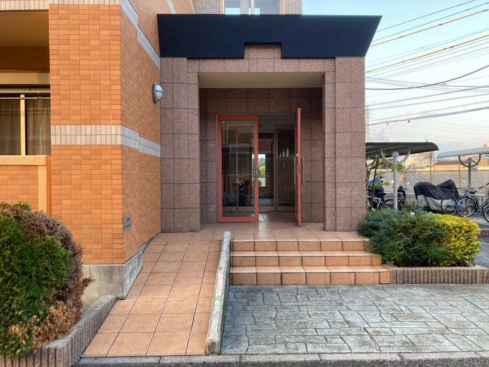 物件外観写真4　(エントランス部分)