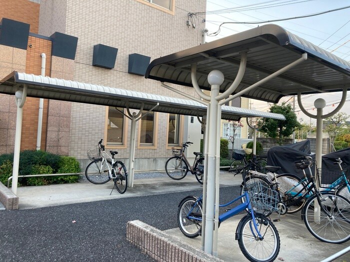 物件外観写真5　(駐輪場)