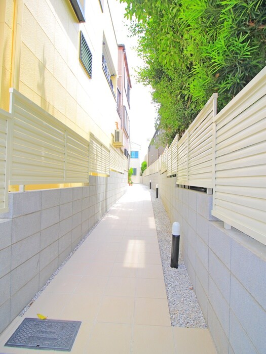 物件外観写真4　(エントランス部分)